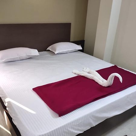 Goroomgo Hotel Uk Palace Puri Exteriör bild