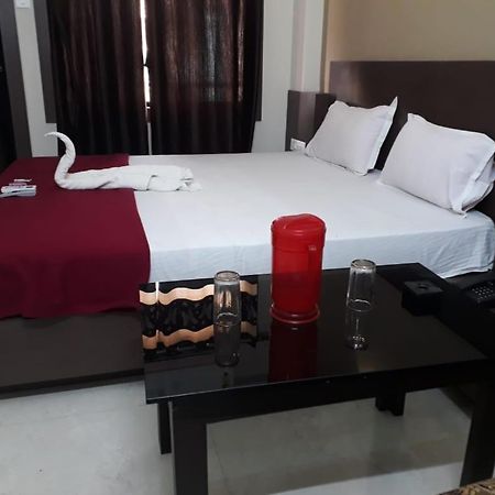 Goroomgo Hotel Uk Palace Puri Exteriör bild